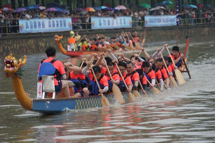 百舸龙腾搅沸千年古镇,端午赛龙舟昨在海宁长安古运河上演