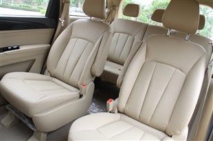 宝骏730第二排两个座椅都是带有扶手的单独座椅,第三排是可按比例放倒