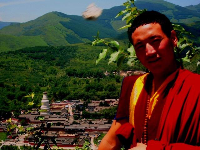 新龙县博美乡坰博家,顿时坰博家被佛光普照发出阵阵光芒,第二年呷玛降