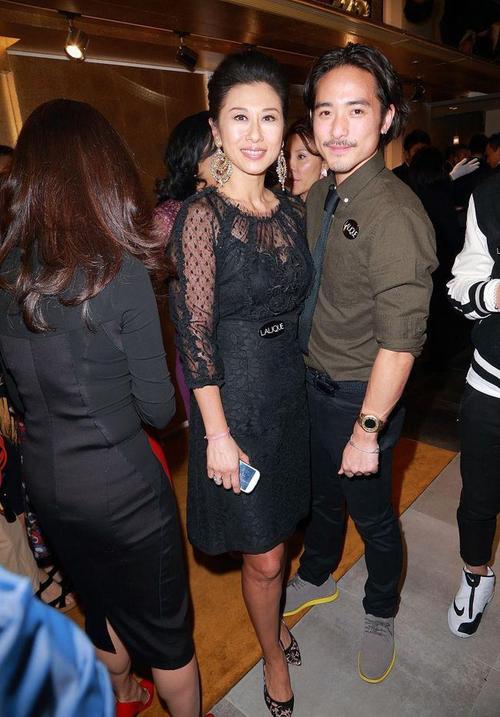 叶倩文一把年纪还挺潇洒,薄纱肚兜穿得清透时髦,真不像60后