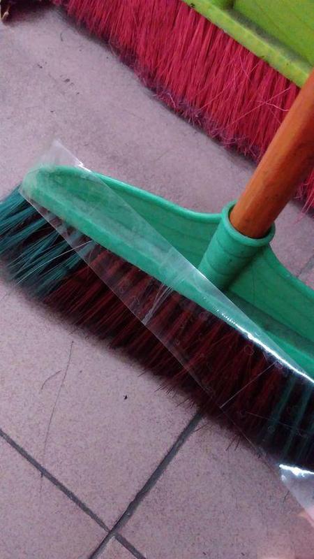 让有粘性的那一面向外,扫地的时候如果遇到头发就直接用扫把上的胶带