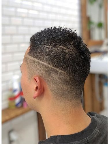 一款超短的小毛寸头,露出额头在侧面加入一道斜线的刻痕,也是帅气