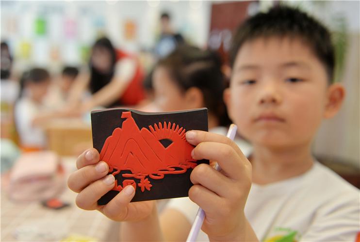 江苏扬州:党史入童心 幼儿橡皮章上刻党徽