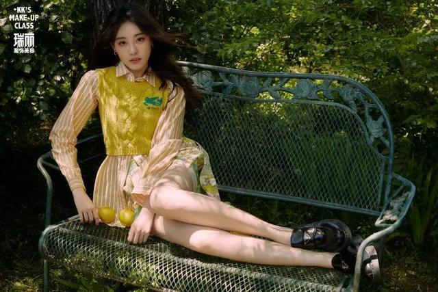 祝绪丹最新杂志美图雪肤白嫩细腰长腿性感迷人