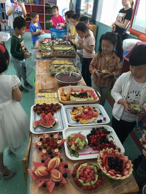随着一阵阵香味从幼儿园的厨房中飘出,该园六一自助餐会拉开帷幕.