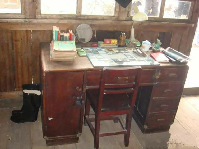 上世代90年代前,为什么那么多人都喜欢在书桌上放一块玻璃呢?