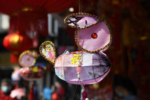 元宵将至花灯销售旺 纸糊兔子灯走俏