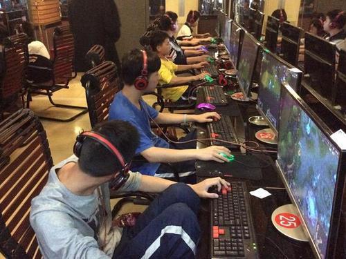 高考成绩公布时,学生在网吧开黑,有人说道家长不管孩子吗