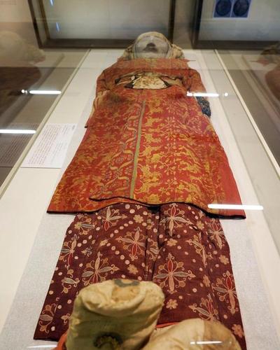 新疆出土的贵族男子身穿华丽锦袍,绣古希腊和波斯纹样