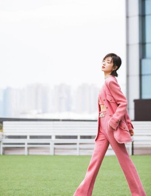 她脚上又穿了一双粉色高跟鞋,很快打破了沉闷单调的气氛.