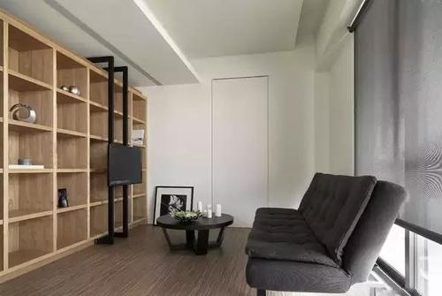 而电视背景墙设计的实木博古架,在淡灰色的沙发椅映衬搭配下,如此协调