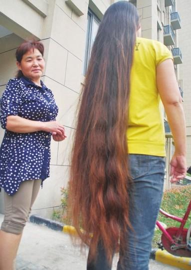 2米的长发放下超过膝盖,让人称奇. 9月16日,刘女士向记者道出自己蓄发
