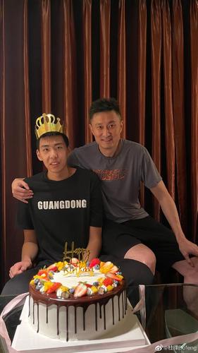 杜锋为小将徐昕庆生我17岁过生日咋就没有这个待遇呢