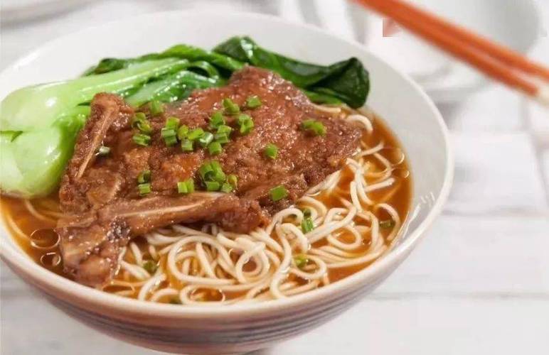 红烧大排面 卤兰花干 素炒青菜——898kal