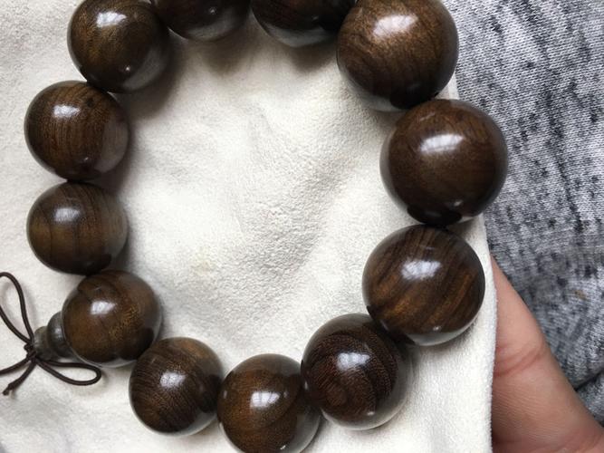 这个手串是鸡翅木吗 为什么有股药味 大约多少钱一串啊