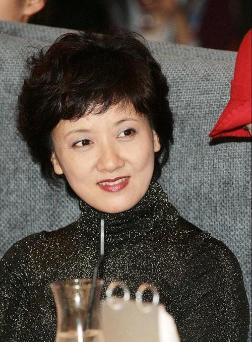 57年的邓婕穿的也招摇一身亮片造型好像把星空穿在身上一样