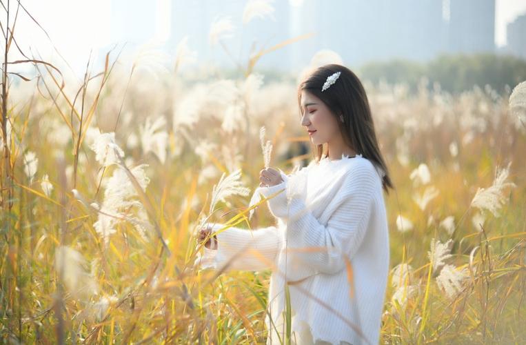 汉口江滩芦苇人像活动
