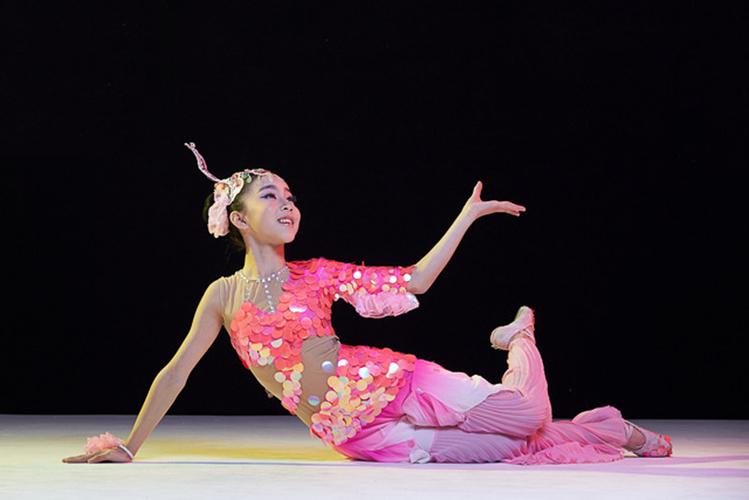 唧唧鱼儿跃儿童傣族独舞美人鱼儿童鱼儿美人鱼口碑好店