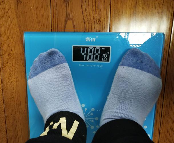8千克,妈妈的体重大约是60千克.