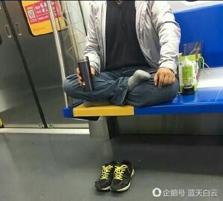 北京地铁男子当众脱鞋盘腿打坐 大哥你这是在自己家炕头吗?
