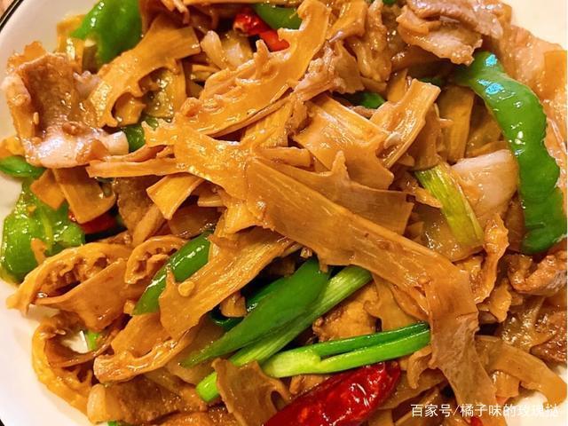 埋藏在儿时记忆里的那道笋干炒肉,色泽金黄肥嫩,口感脆爽诱人