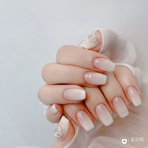 渐变白色美甲图片