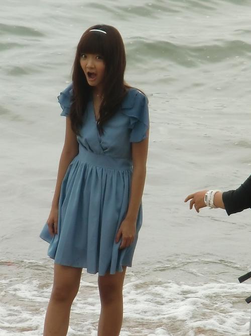 青岛八大关海滩遇女明星曹苑拍电影
