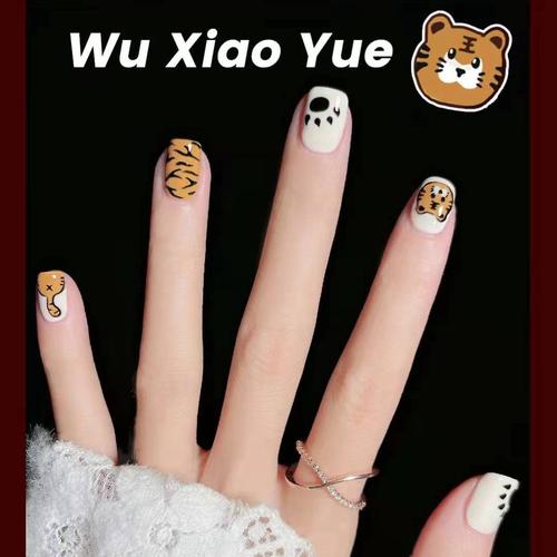 穿戴甲新年新款可爱手绘小老虎少女辣妹手工定制美甲产品指甲贴片