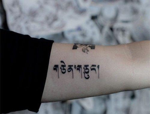 手臂上精美的藏文纹身作品欣赏