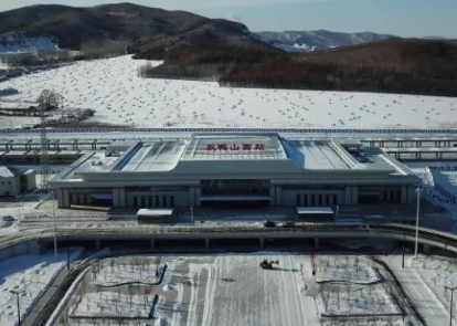 双鸭山西站列车工作人员做好准备牡佳高铁时刻表12月6日牡佳高铁正式