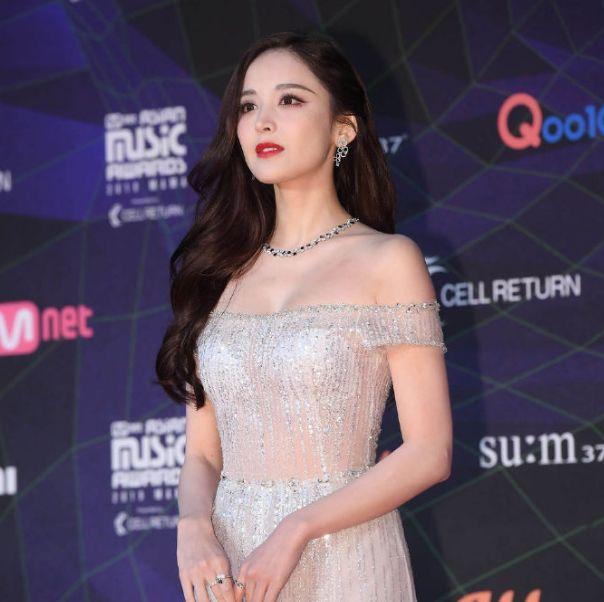 女星古力娜扎参加韩国典礼 一袭拖尾裙美艳动人