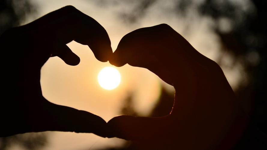 真人手势比心图片812