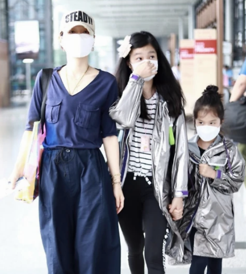 马伊琍带2个女儿田间游玩 11岁爱马蹲下帮妈妈拍照