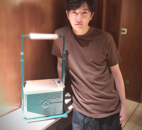 带你看看郭京飞的豪宅,客厅摆放着三角钢琴,生活中还是文艺青年