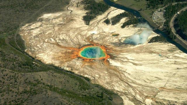 图为美国黄石火山口