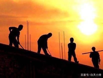 为何农民工要拼命打工挣钱?生活的苦,又有谁知晓