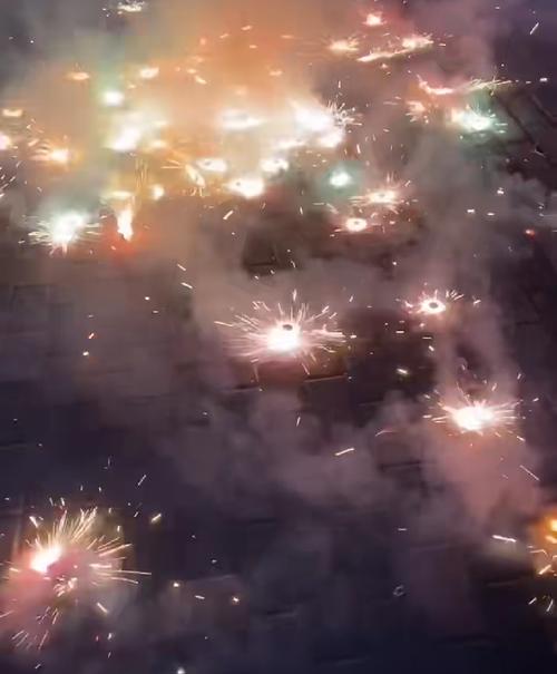 旋转烟花既为地面旋转类产品,最普通的就为近年的网红产品彩菊,将几