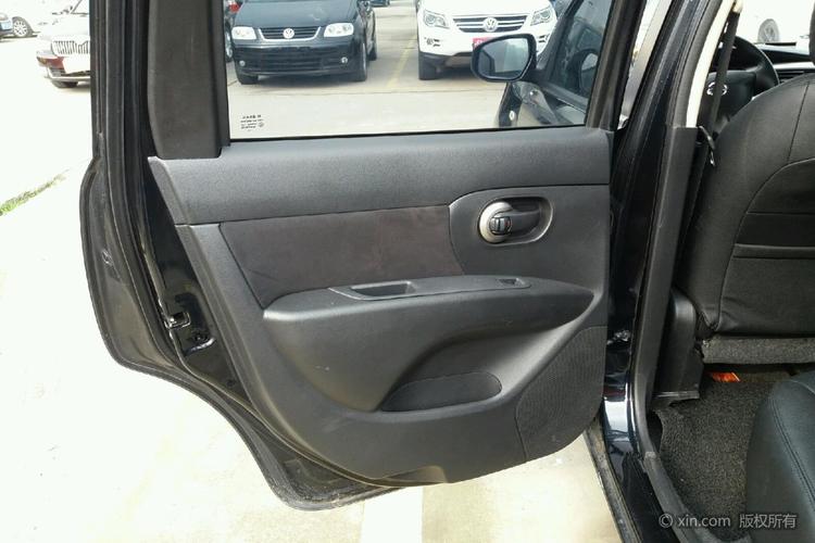 日产骊威左后门