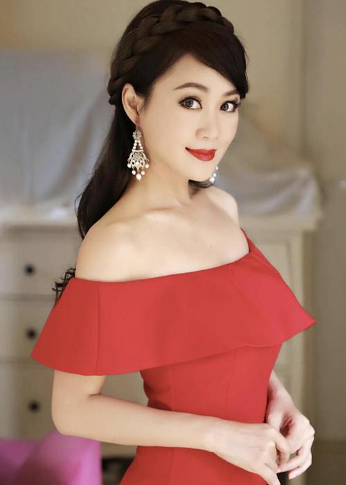 梁小冰穿蓝色印花连衣裙清新减龄,优雅高级