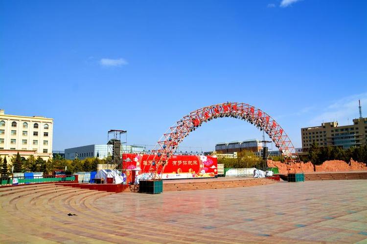  这是嘉峪关的市中心.