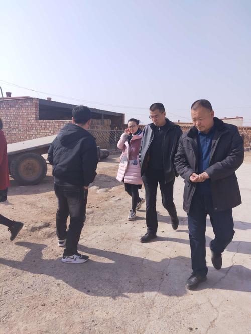沙海镇前进村信益梨园合作社社长张玉飞为沙海村精准扶贫户献爱心