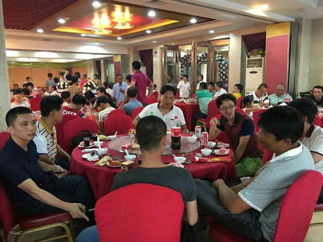 符史耀同学结婚酒席现场和同学包箱聚会唱歌