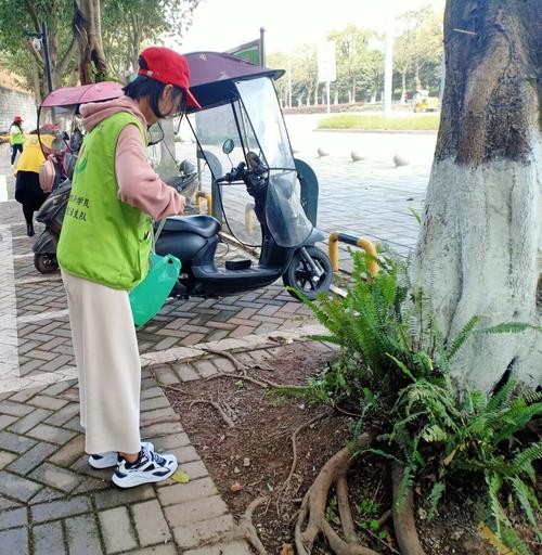 图为志愿者清理社区周边垃圾