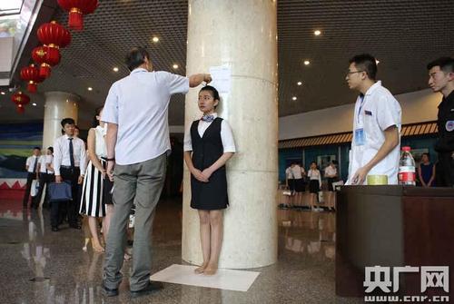 应聘者正在测量身高 张思维摄