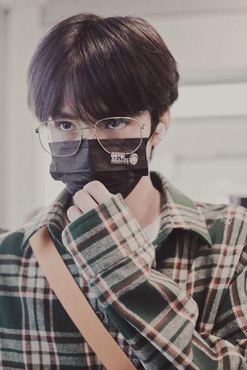 关于刘耀文的反差感 很难想这是同一天的机场图