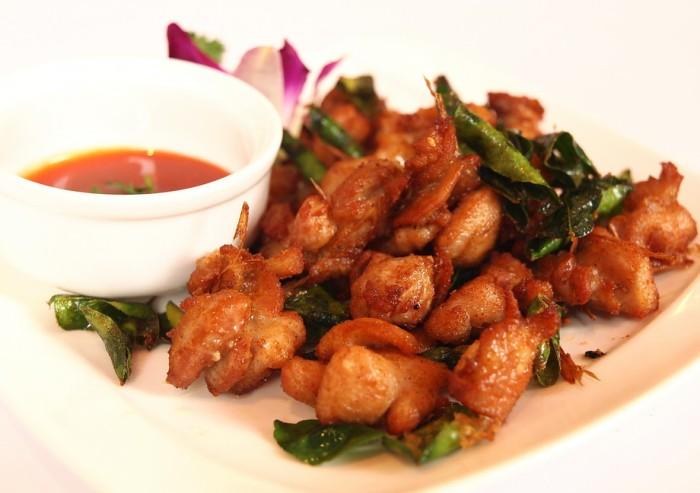 泰式香茅鸡 → 材料 鸡肉,香茅,洋葱,马蹄,盐,干贝素,糖,鱼露