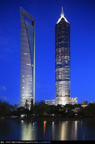 夜间湖边耸立的高楼大厦