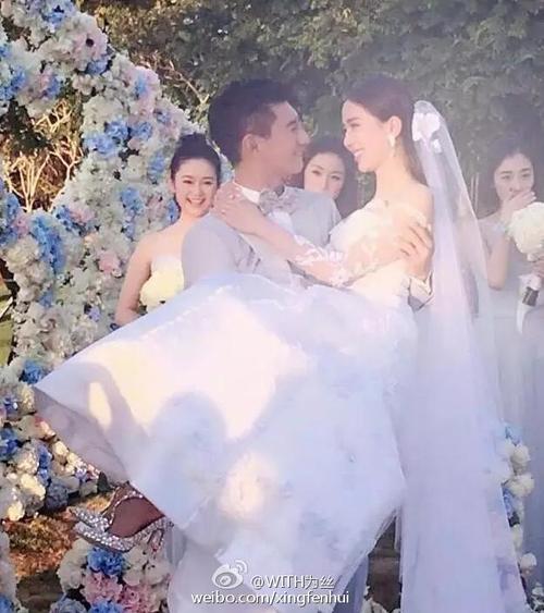 晚宴上,刘诗诗穿的是alexander mcqueen的红色高领长裙,有中式旗袍的