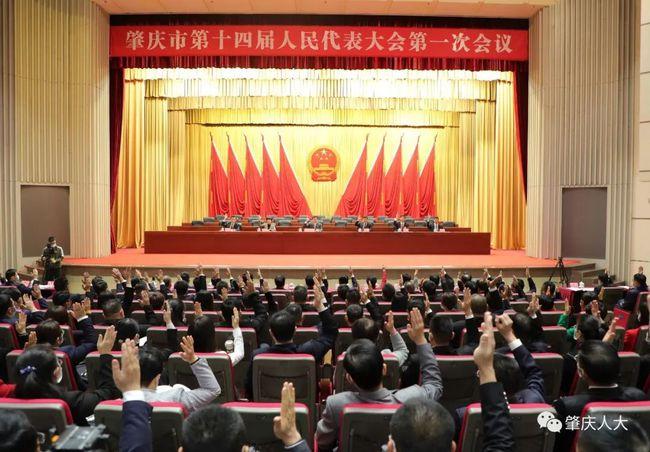 市人大常委会副主任梁耀钧主持会议.