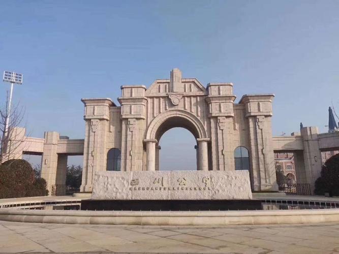 巴川公学接受市委调研,四部观光电梯的教学楼大厅和先进教室设备,倍受